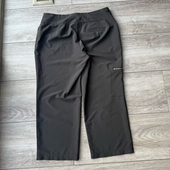 Weekend’s by Chico Wide Leg Cargo Style Wrinkle free Capri Pants - Picture 9 of 9